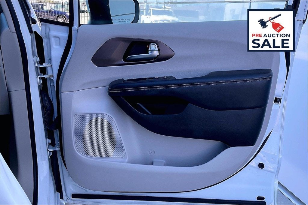 2023 Chrysler Voyager LX