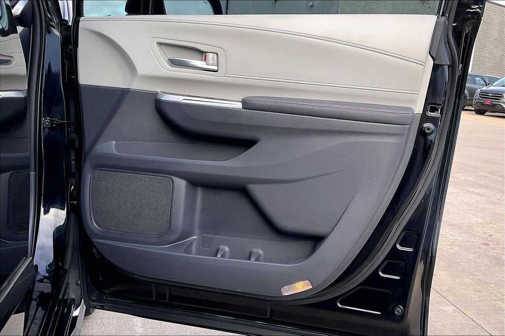 2022 Toyota Sienna XLE 8 Passenger