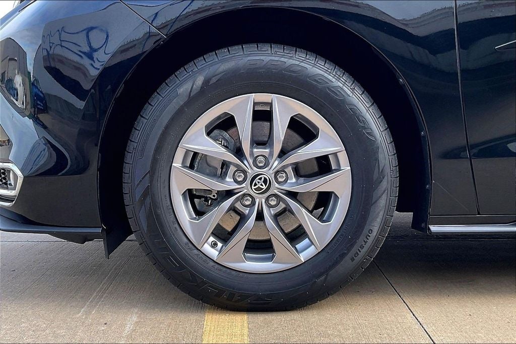 2022 Toyota Sienna XLE 8 Passenger