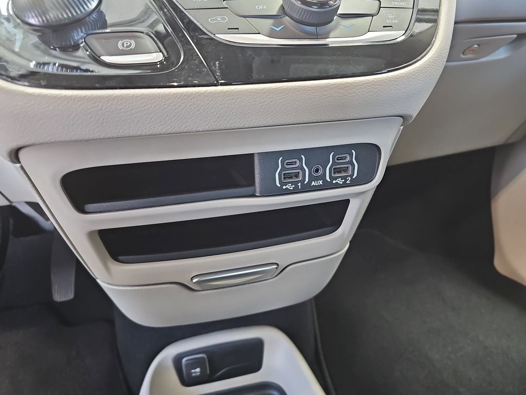 2023 Chrysler Voyager LX