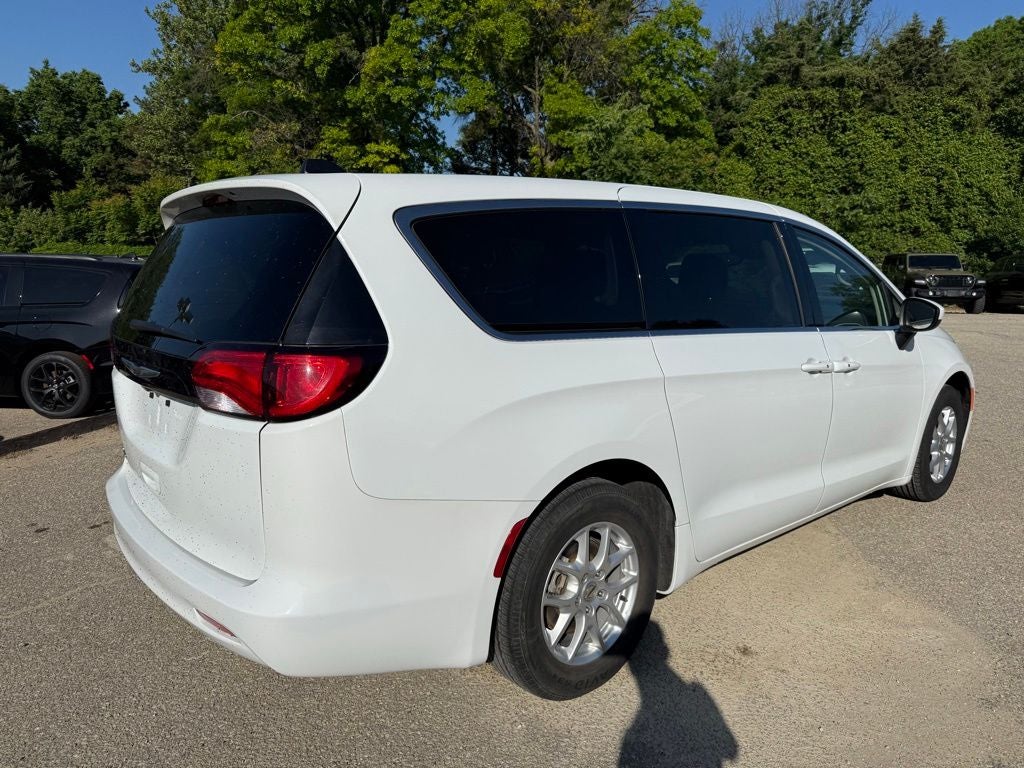 2023 Chrysler Voyager LX
