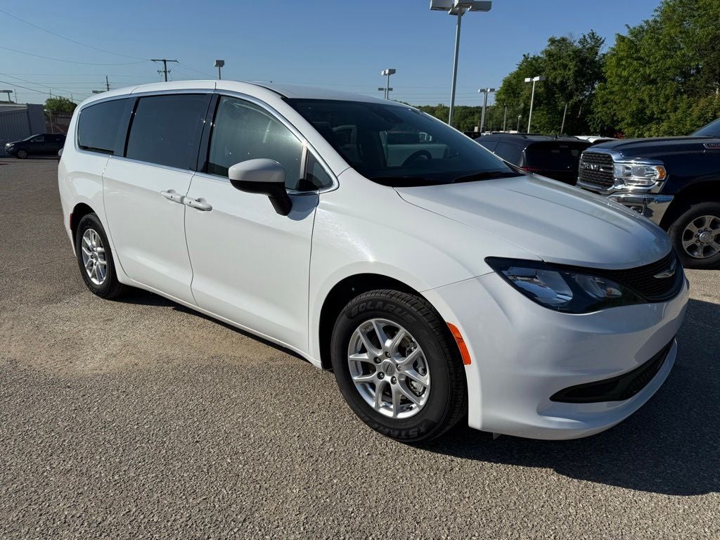 2023 Chrysler Voyager LX