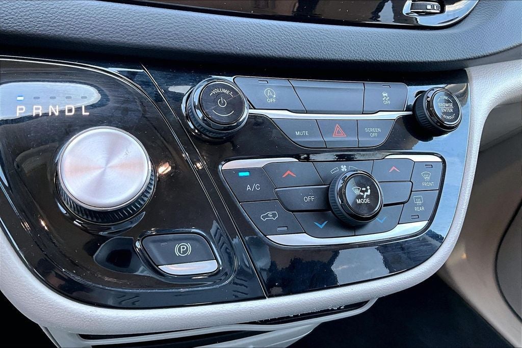 2024 Chrysler Voyager LX