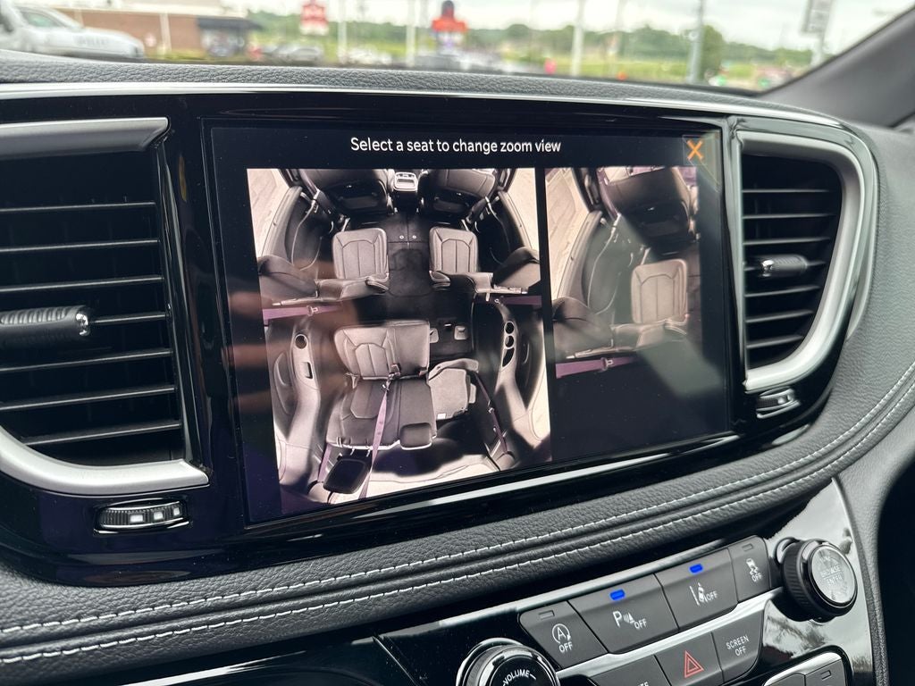 2027 Chrysler Pacifica Select