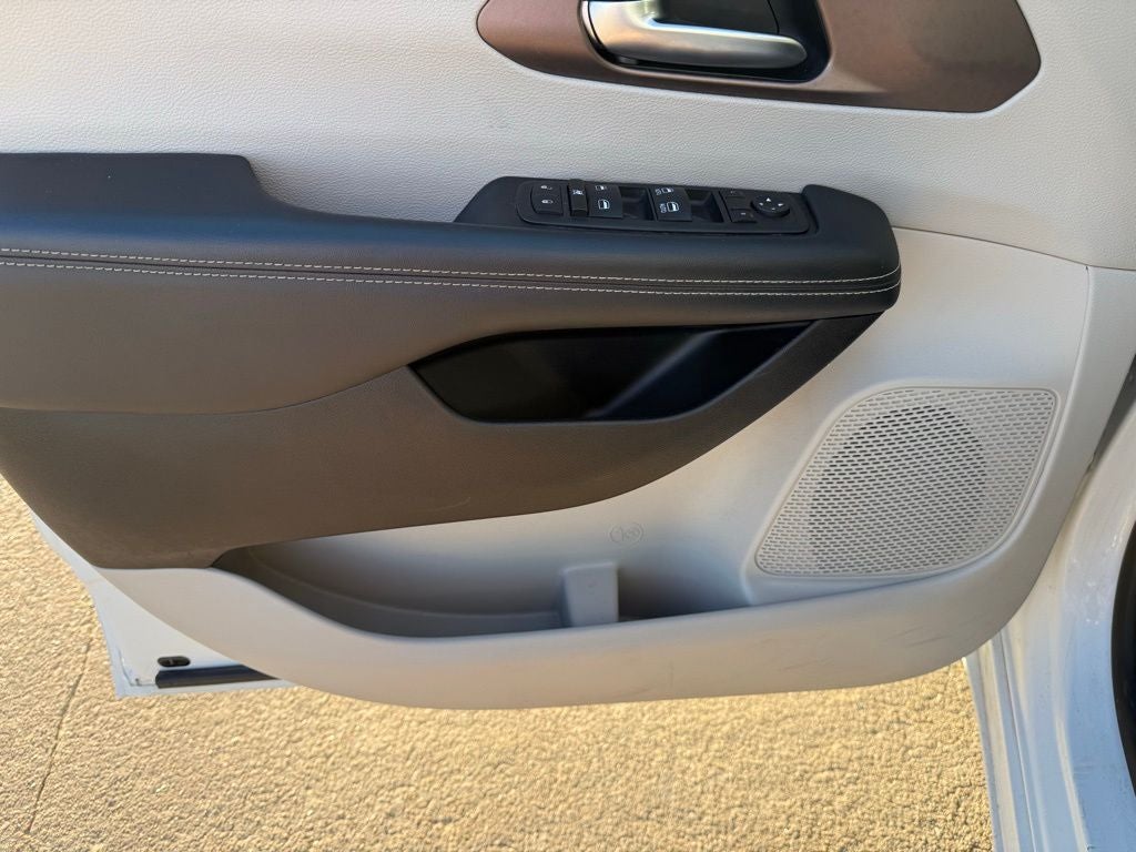 2023 Chrysler Voyager LX