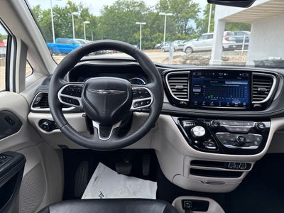 2024 Chrysler Pacifica Hybrid Select