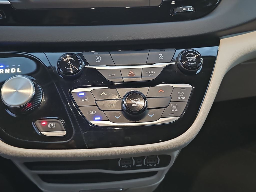 2023 Chrysler Voyager LX