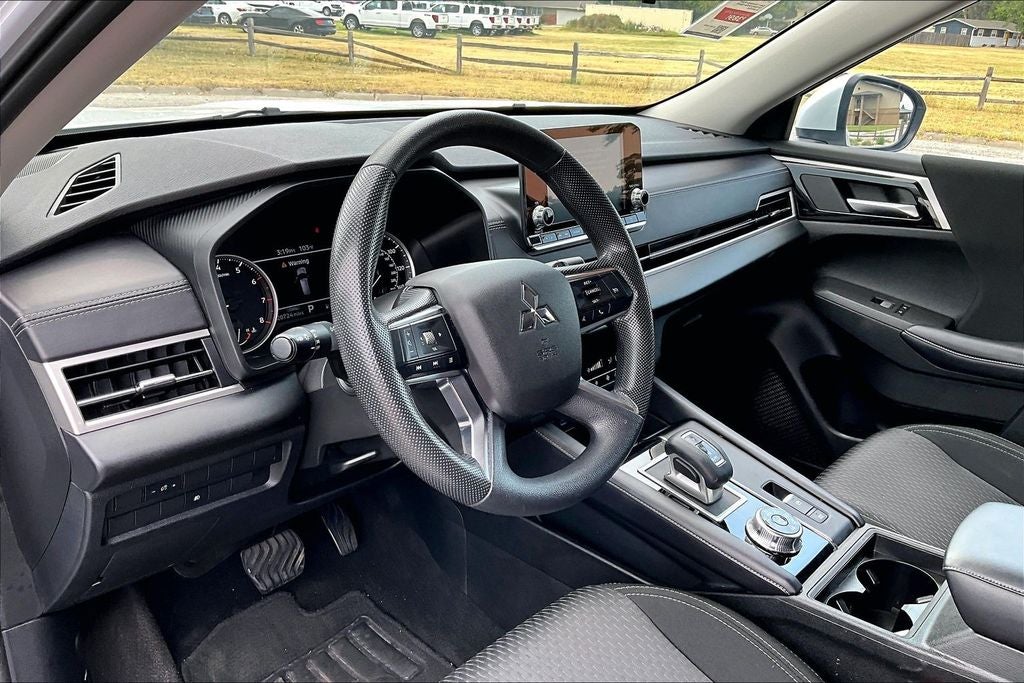 2024 Mitsubishi Outlander ES